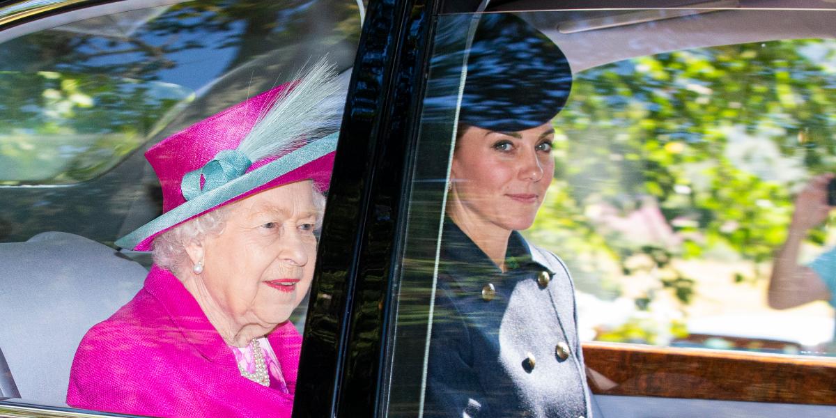 Кейт Миддлтон и принц Уильям сопроводили королеву Елизавету II на воскресную службу